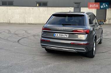 Позашляховик / Кросовер Audi Q7 2021 в 
