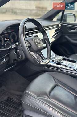 Позашляховик / Кросовер Audi Q7 2021 в 