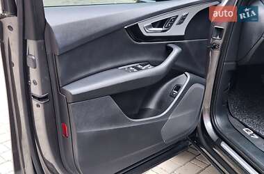 Позашляховик / Кросовер Audi Q7 2019 в 