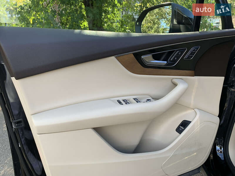 Внедорожник / Кроссовер Audi Q7 2016 в Киеве