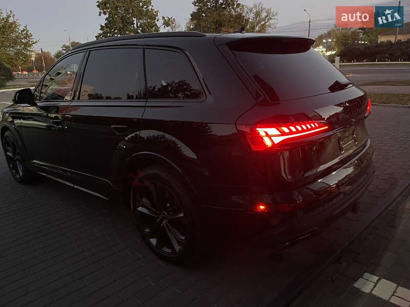 Позашляховик / Кросовер Audi Q7 2024 в Ужгороді