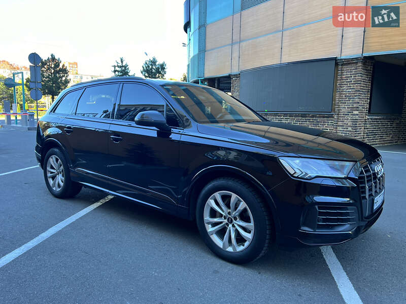 Позашляховик / Кросовер Audi Q7 2020 в Благовіщенську