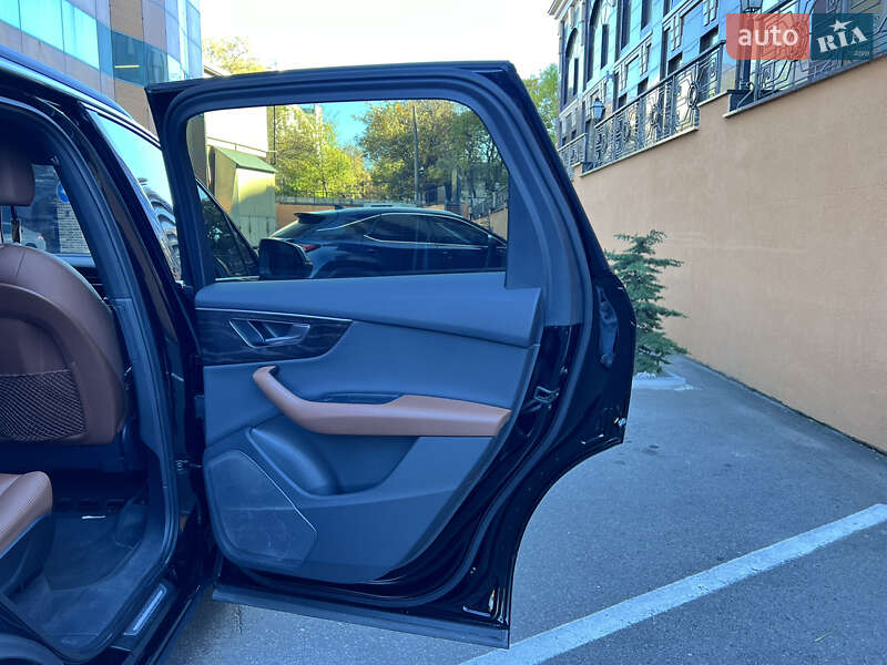 Позашляховик / Кросовер Audi Q7 2020 в Благовіщенську