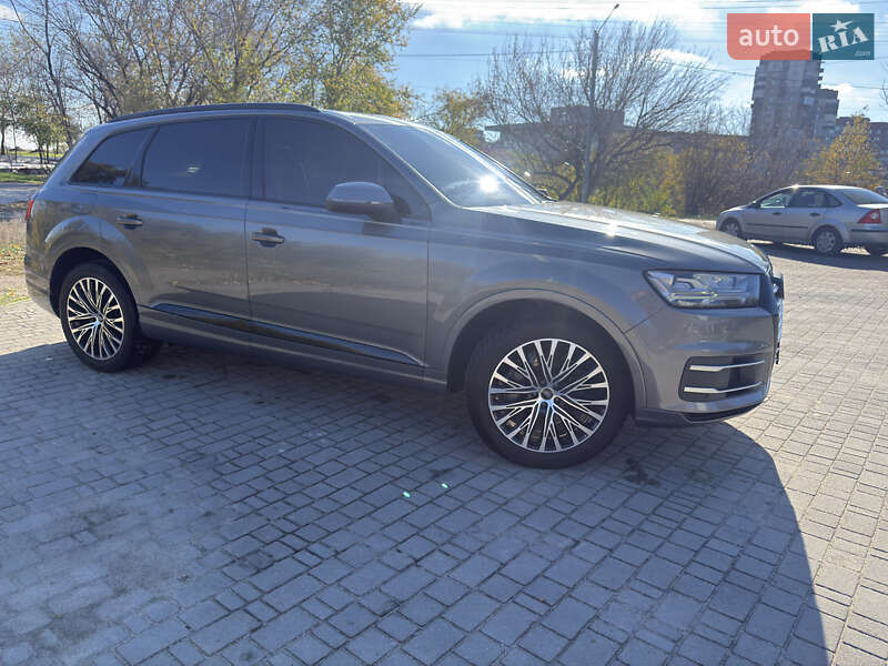 Позашляховик / Кросовер Audi Q7 2015 в Запоріжжі