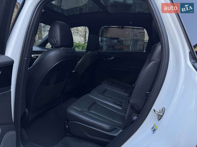 Внедорожник / Кроссовер Audi Q7 2017 в Черновцах