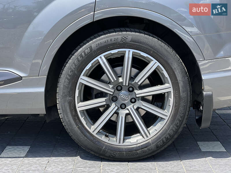 Позашляховик / Кросовер Audi Q7 2017 в Ужгороді