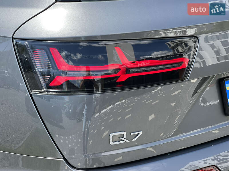 Позашляховик / Кросовер Audi Q7 2017 в Ужгороді