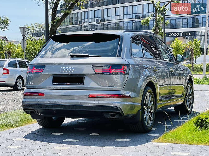Позашляховик / Кросовер Audi Q7 2017 в Ужгороді