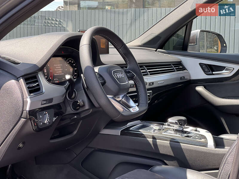 Позашляховик / Кросовер Audi Q7 2017 в Ужгороді