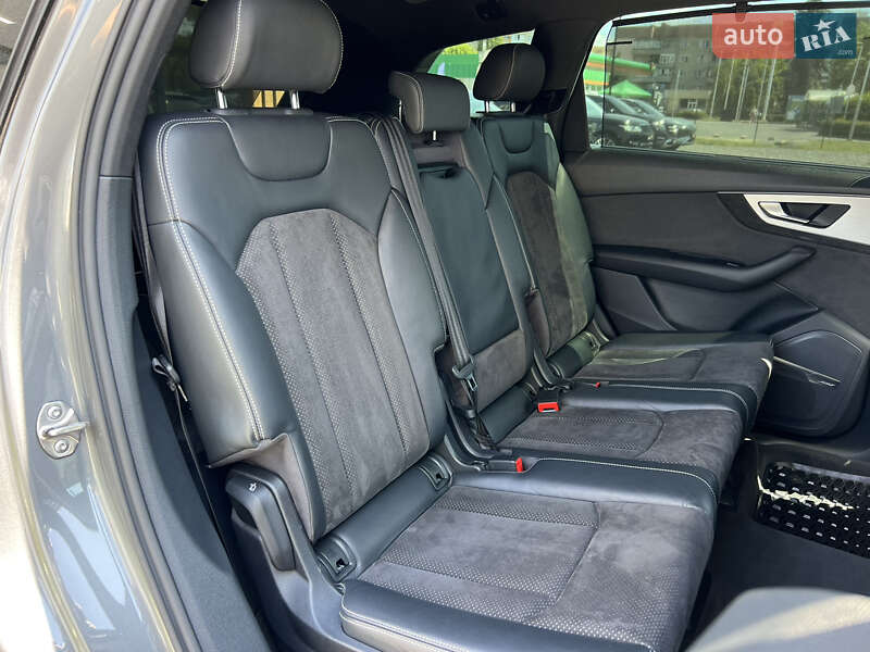 Позашляховик / Кросовер Audi Q7 2017 в Ужгороді