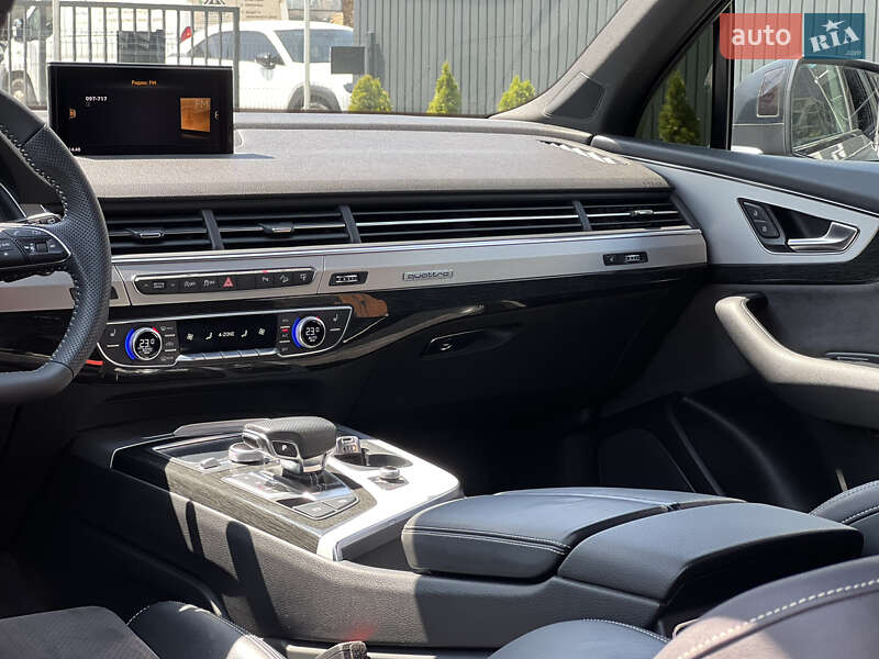Позашляховик / Кросовер Audi Q7 2017 в Ужгороді