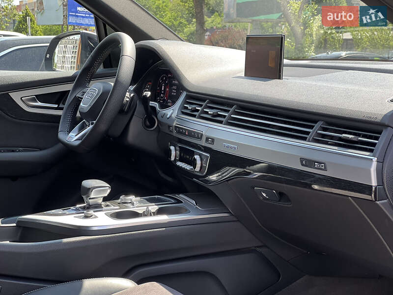 Позашляховик / Кросовер Audi Q7 2017 в Ужгороді
