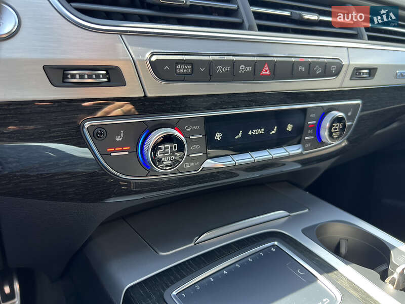 Позашляховик / Кросовер Audi Q7 2017 в Ужгороді