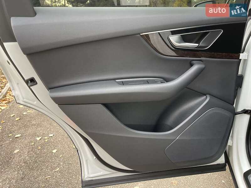 Внедорожник / Кроссовер Audi Q7 2015 в Киеве