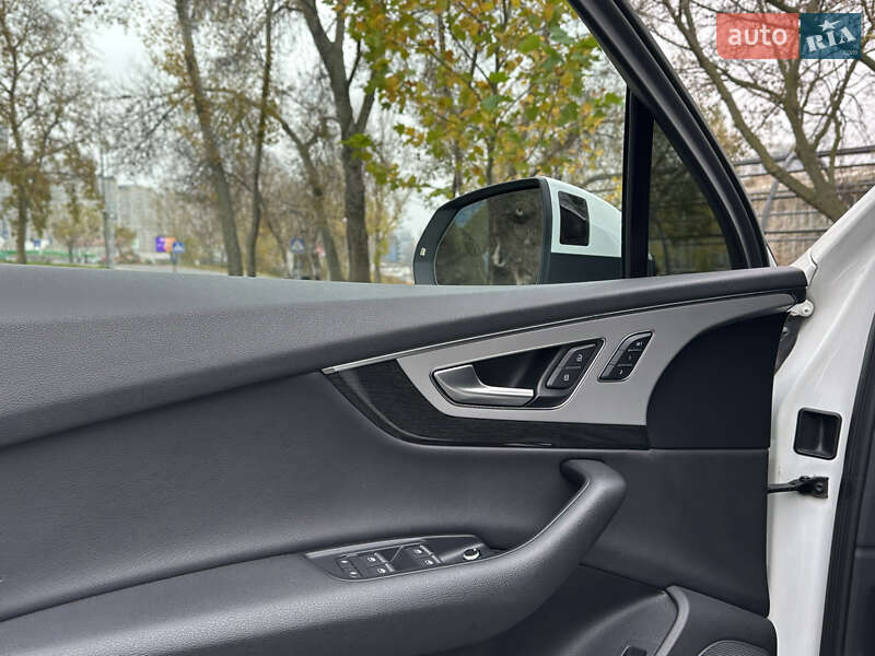 Внедорожник / Кроссовер Audi Q7 2017 в Киеве