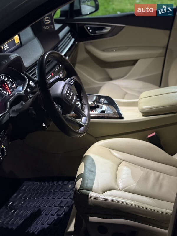 Внедорожник / Кроссовер Audi Q7 2017 в Новояворовске