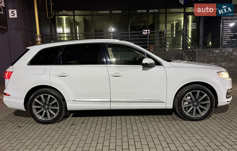 Внедорожник / Кроссовер Audi Q7 2017 в Новояворовске