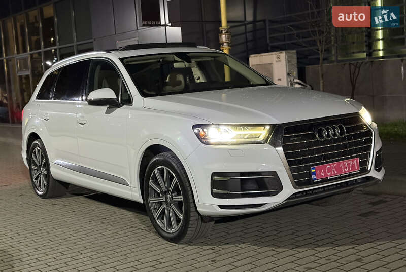 Внедорожник / Кроссовер Audi Q7 2017 в Новояворовске