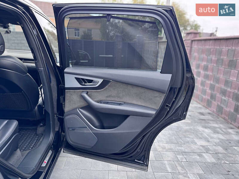 Позашляховик / Кросовер Audi Q7 2017 в Рівному