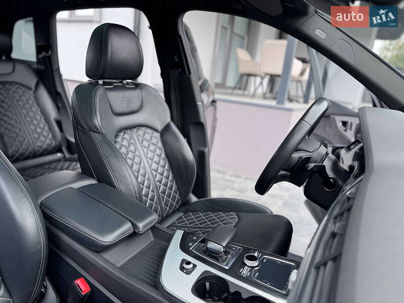 Позашляховик / Кросовер Audi Q7 2017 в Рівному