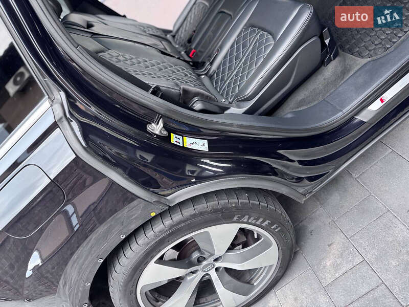 Позашляховик / Кросовер Audi Q7 2017 в Рівному