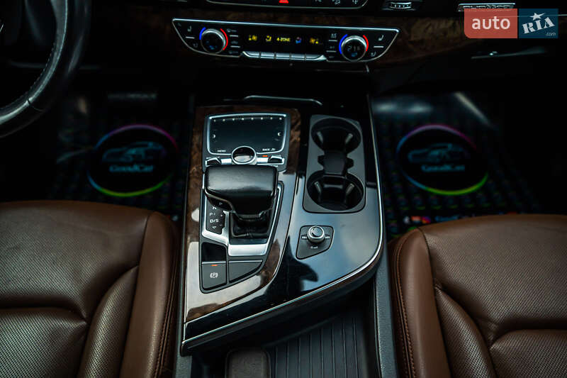 Позашляховик / Кросовер Audi Q7 2017 в Луцьку