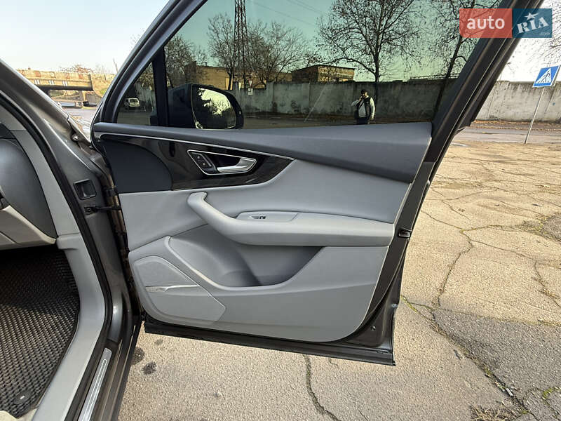 Позашляховик / Кросовер Audi Q7 2017 в Миколаєві