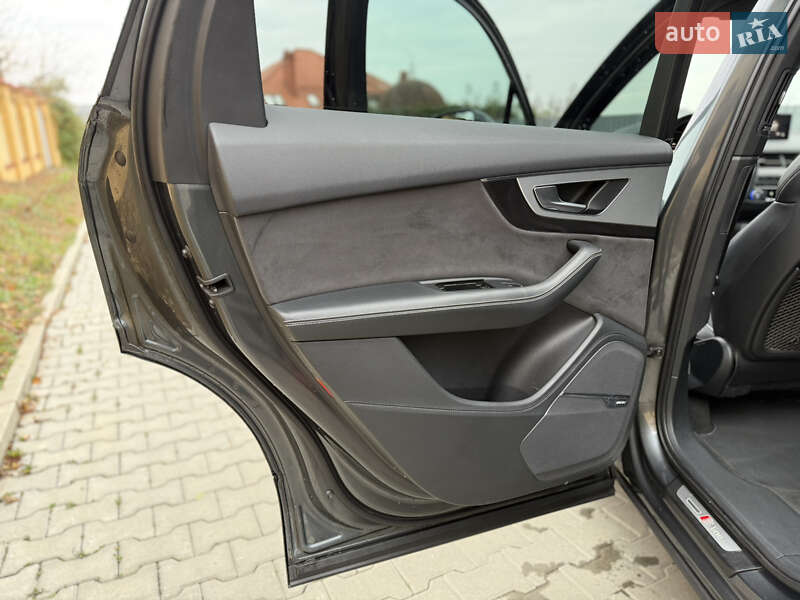 Внедорожник / Кроссовер Audi Q7 2015 в Ужгороде