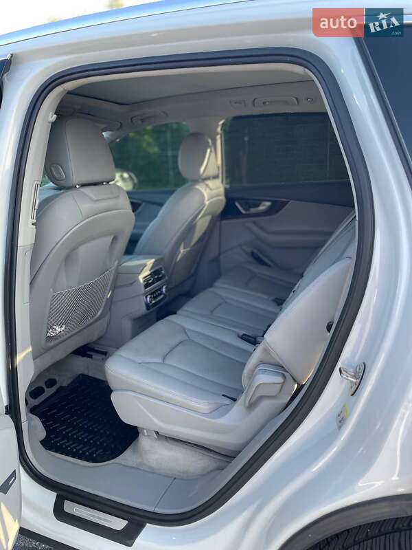 Позашляховик / Кросовер Audi Q7 2017 в Чернівцях
