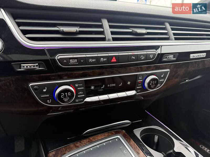 Позашляховик / Кросовер Audi Q7 2016 в Києві