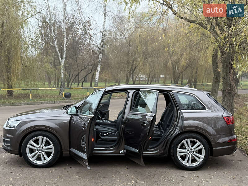 Внедорожник / Кроссовер Audi Q7 2017 в Ровно