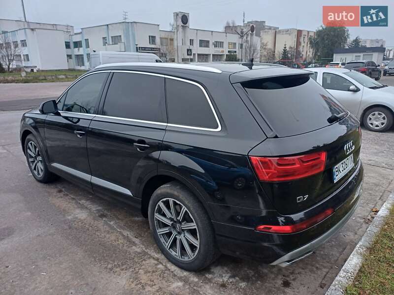 Внедорожник / Кроссовер Audi Q7 2017 в Сарнах