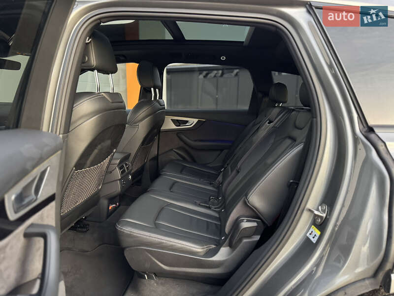 Позашляховик / Кросовер Audi Q7 2016 в Рівному