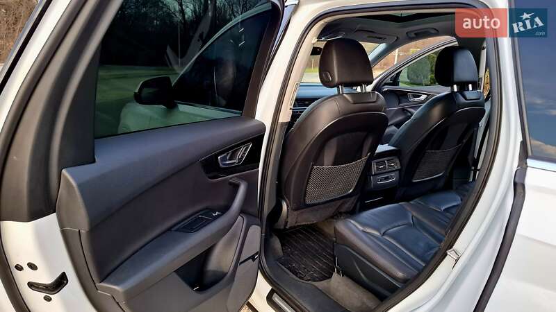 Позашляховик / Кросовер Audi Q7 2015 в Дніпрі