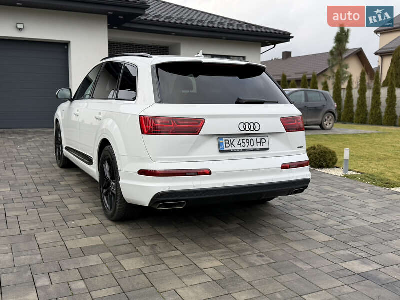 Позашляховик / Кросовер Audi Q7 2017 в Рівному