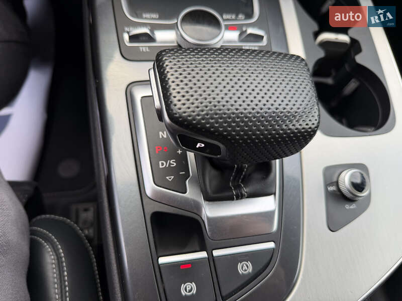 Позашляховик / Кросовер Audi Q7 2017 в Рівному
