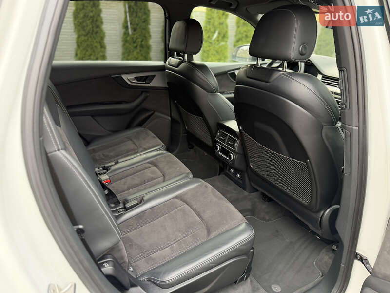 Позашляховик / Кросовер Audi Q7 2017 в Рівному