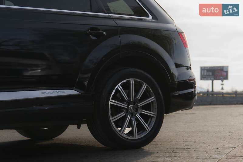 Внедорожник / Кроссовер Audi Q7 2017 в Ужгороде