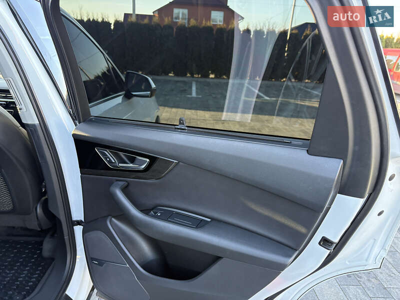 Позашляховик / Кросовер Audi Q7 2015 в Луцьку