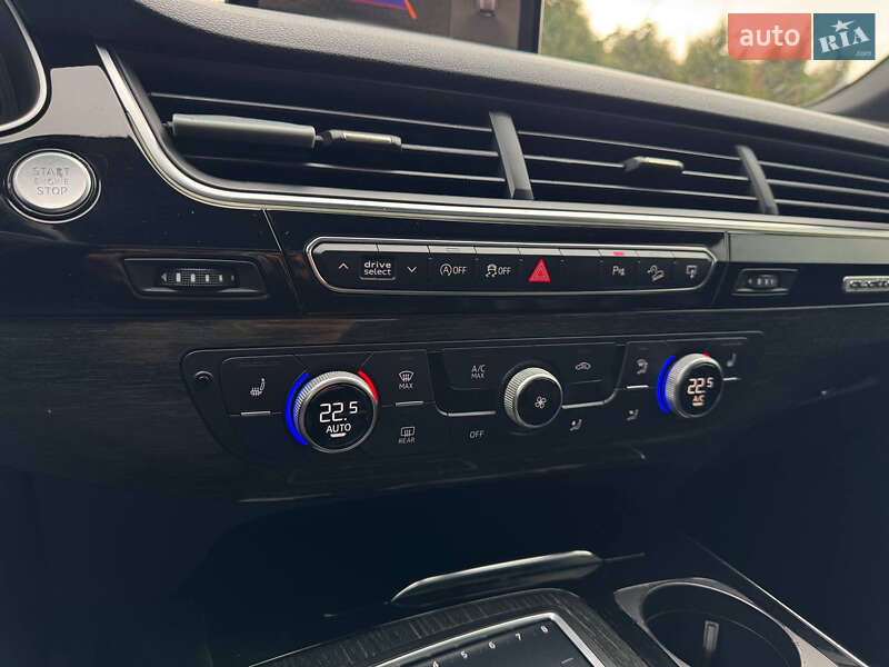 Позашляховик / Кросовер Audi Q7 2017 в Стрию