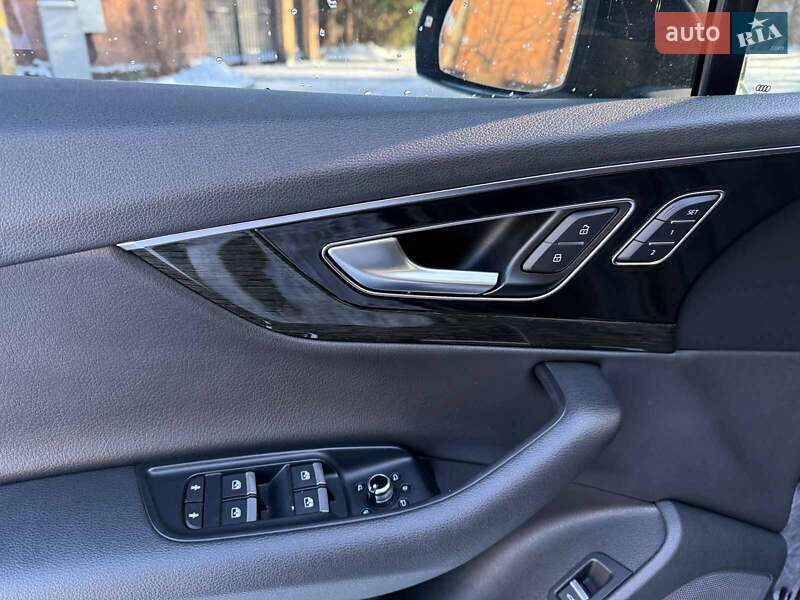 Внедорожник / Кроссовер Audi Q7 2016 в Киеве