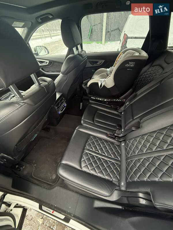 Внедорожник / Кроссовер Audi Q7 2017 в Костополе