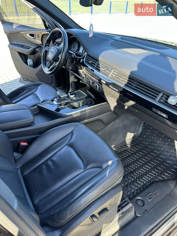 Внедорожник / Кроссовер Audi Q7 2017 в Нововолынске