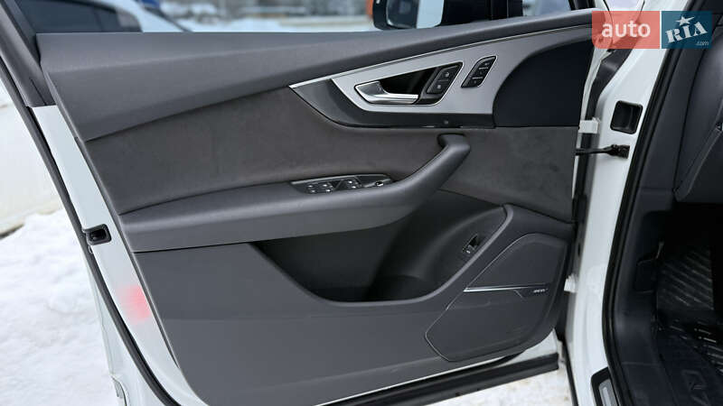 Внедорожник / Кроссовер Audi Q7 2016 в Новояворовске