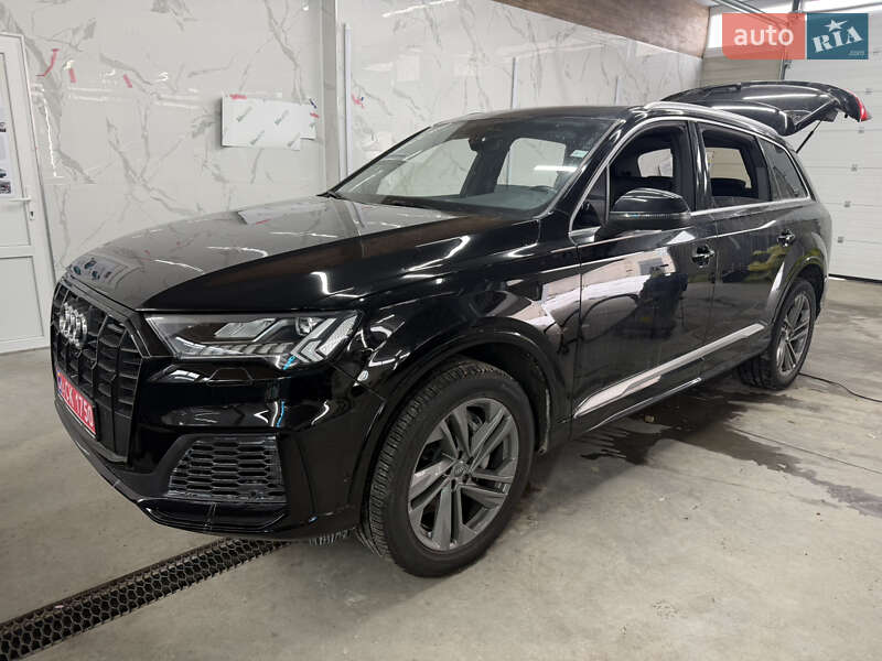 Внедорожник / Кроссовер Audi Q7 2020 в Новояворовске