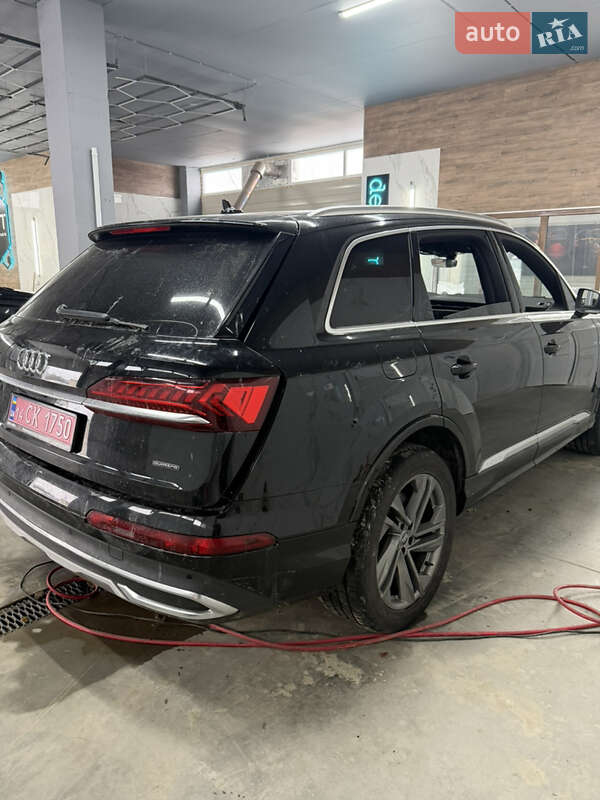 Внедорожник / Кроссовер Audi Q7 2020 в Новояворовске