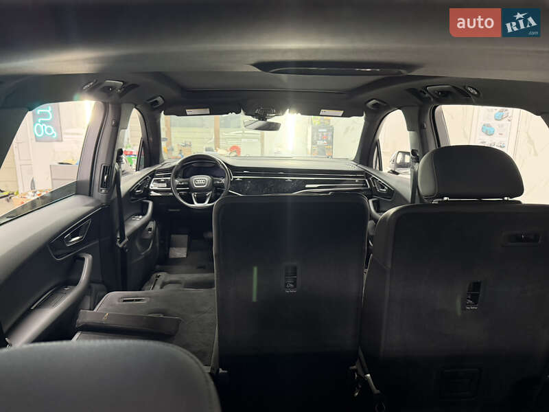 Внедорожник / Кроссовер Audi Q7 2020 в Новояворовске