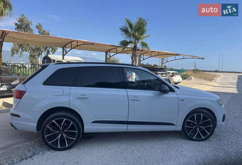 Внедорожник / Кроссовер Audi Q7 2015 в Киеве