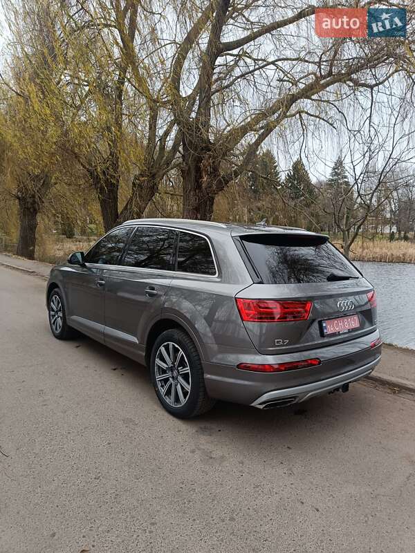 Внедорожник / Кроссовер Audi Q7 2017 в Дубно