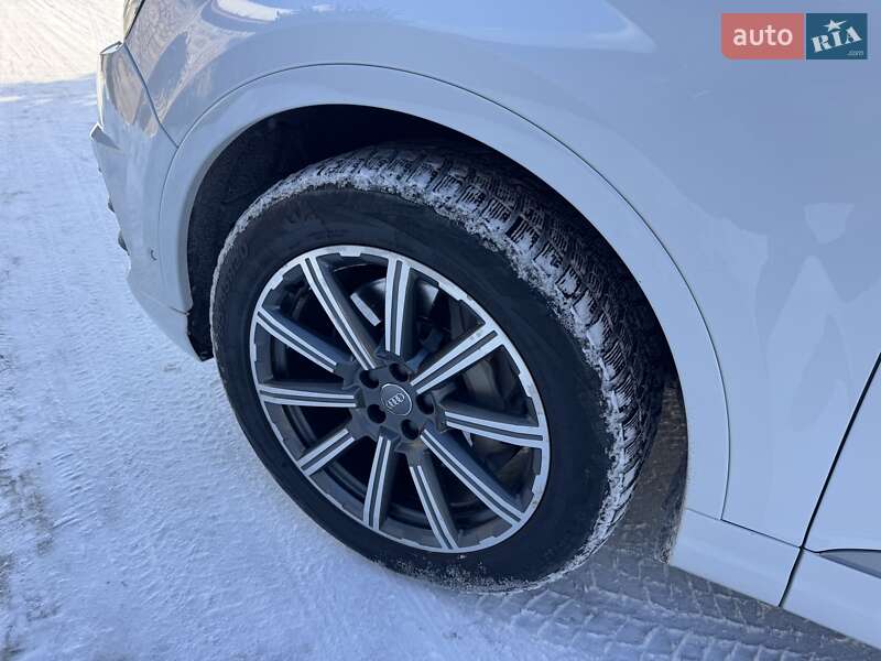 Внедорожник / Кроссовер Audi Q7 2017 в Черновцах